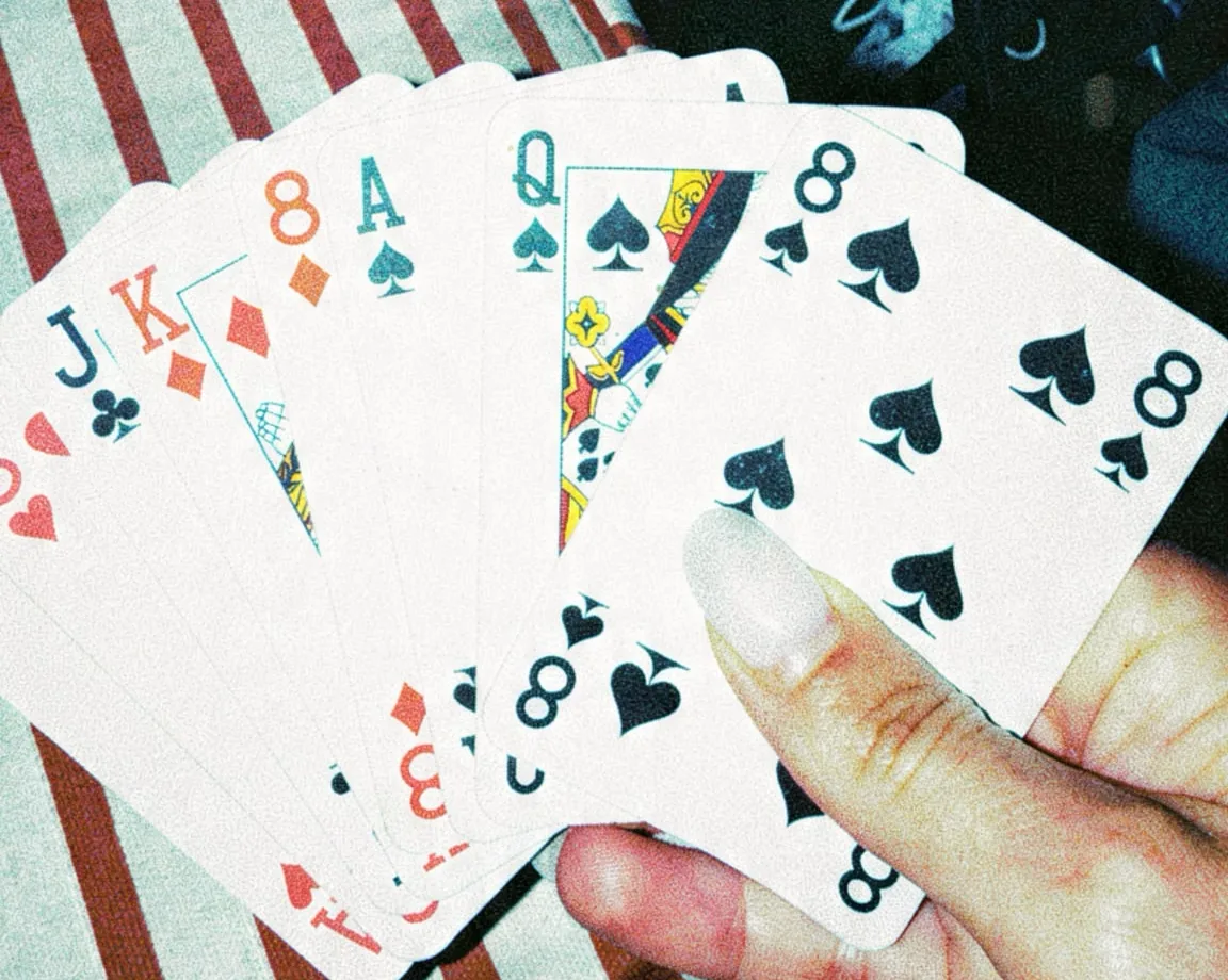 Une main de cartes pendant le tournoi de coinche