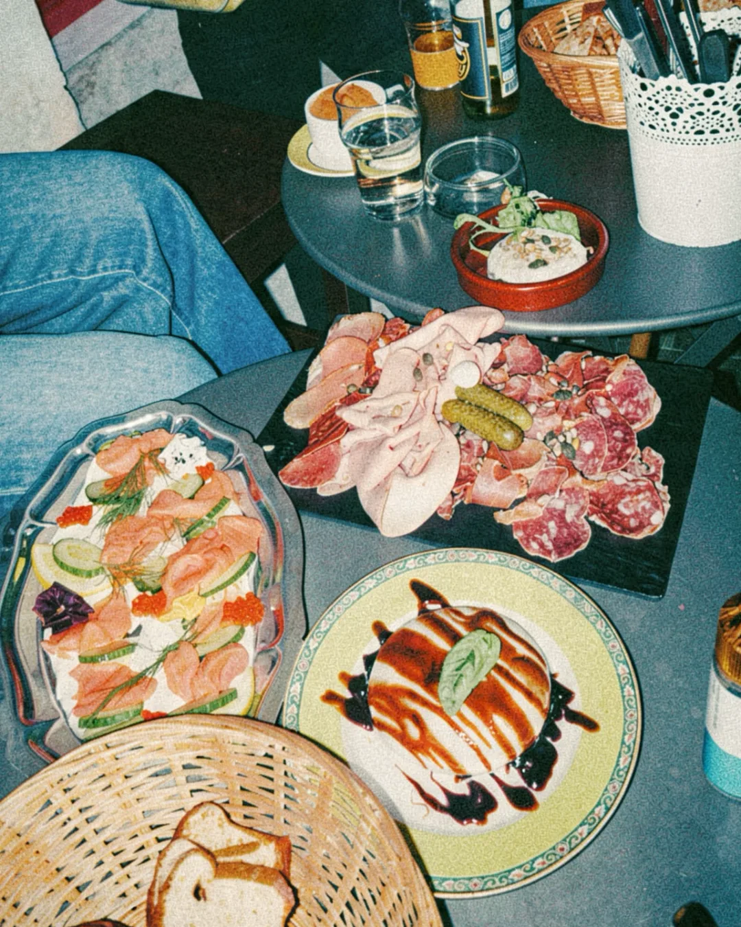 Planches de tapas et charcuterie sur une table du bar