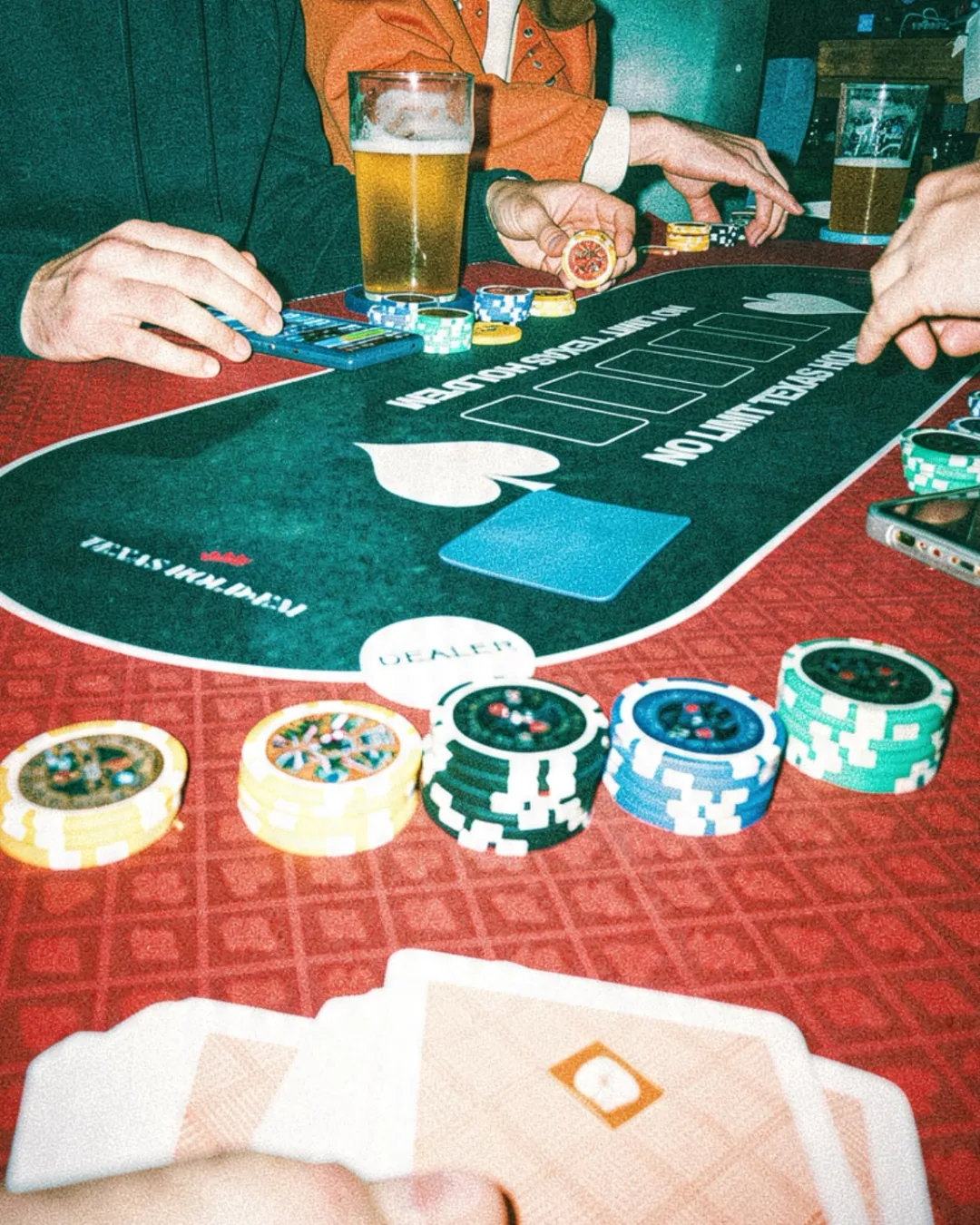 Table de poker avec jetons et bières à La Bonne Gâche