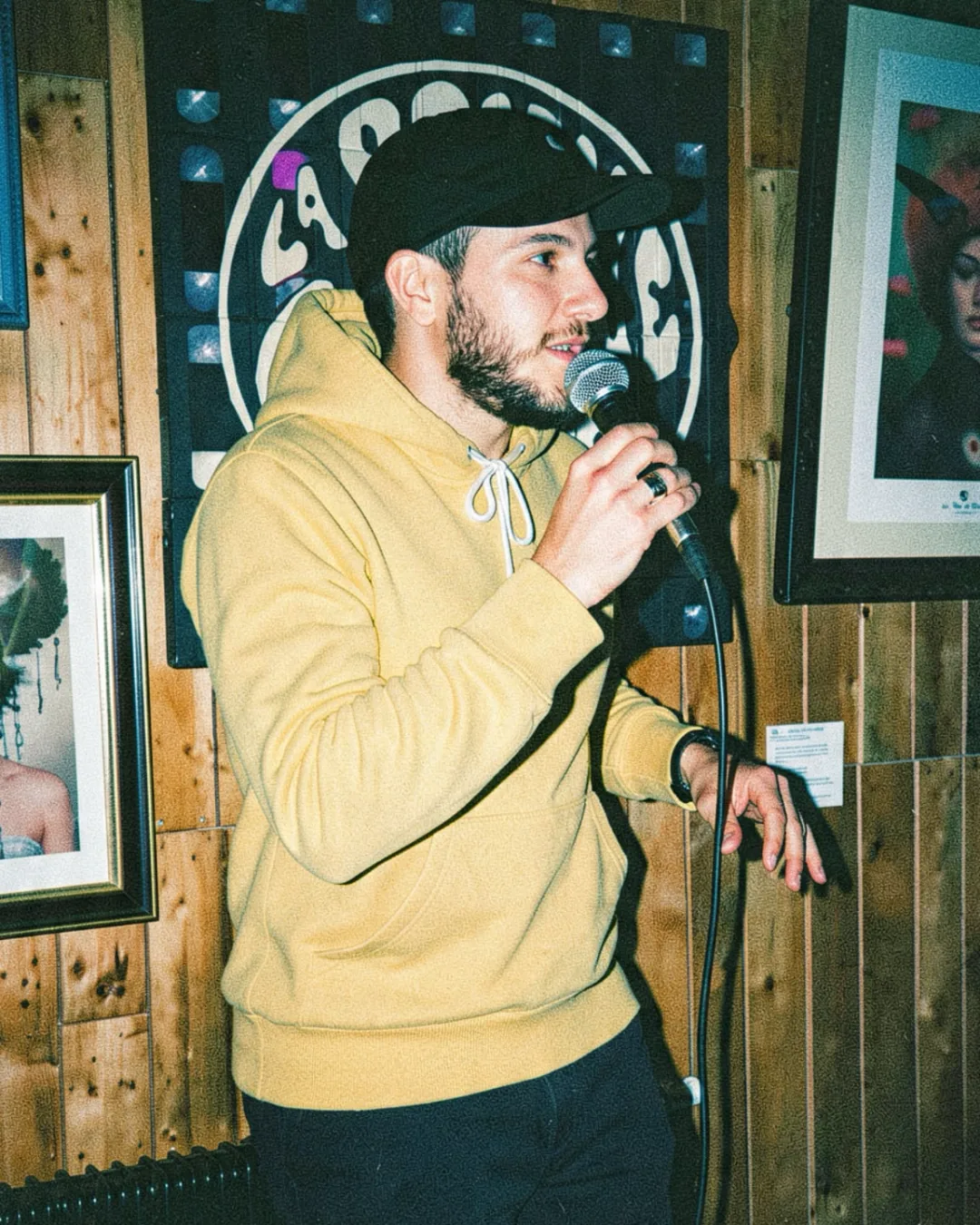 Un humoriste au micro lors d'une soirée stand-up