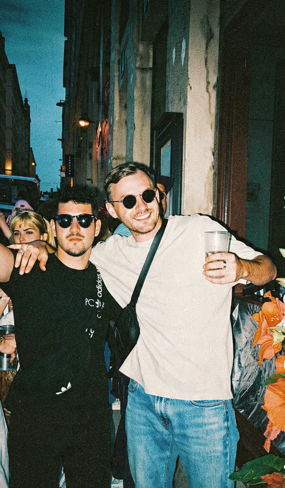 Deux amis en terrasse à la tombée de la nuit