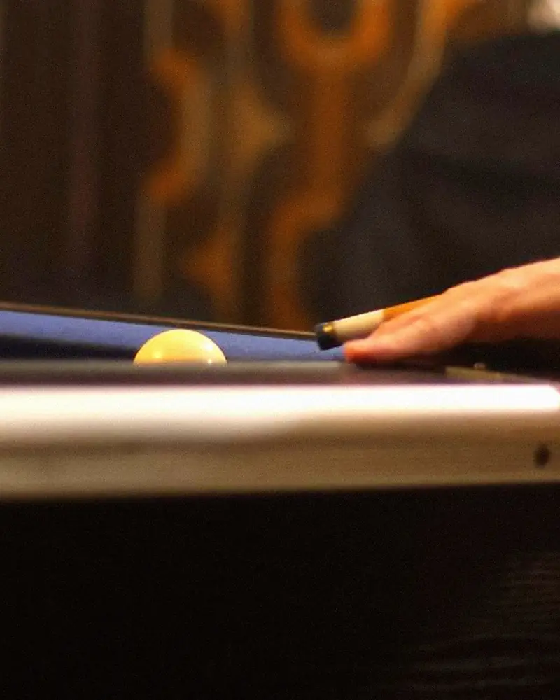 Bille jaune sur le billard de La Bonne Gâche