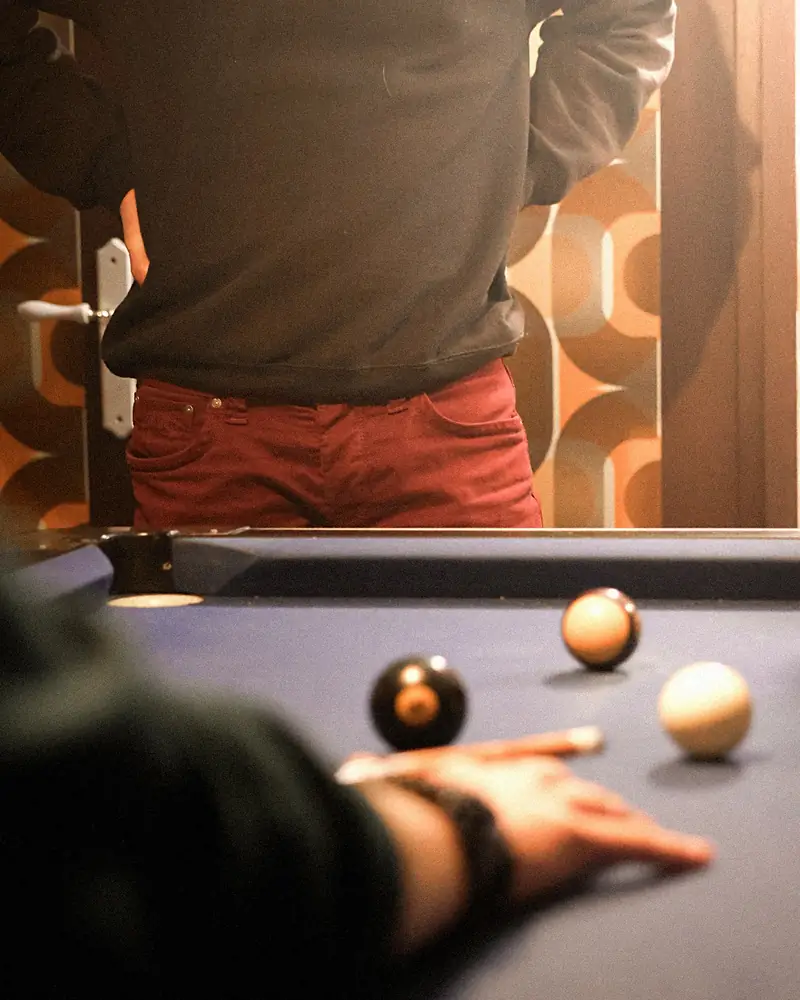Partie de billard sur le papier peint seventies de La Bonne Gâche