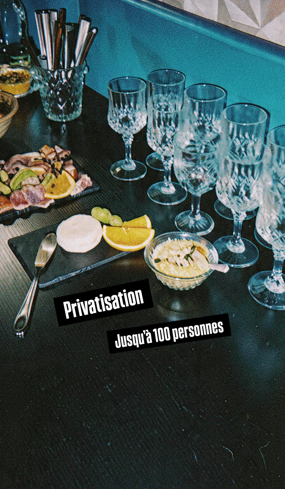 Buffet de tapas et verres dressés pour un événement d'entreprise