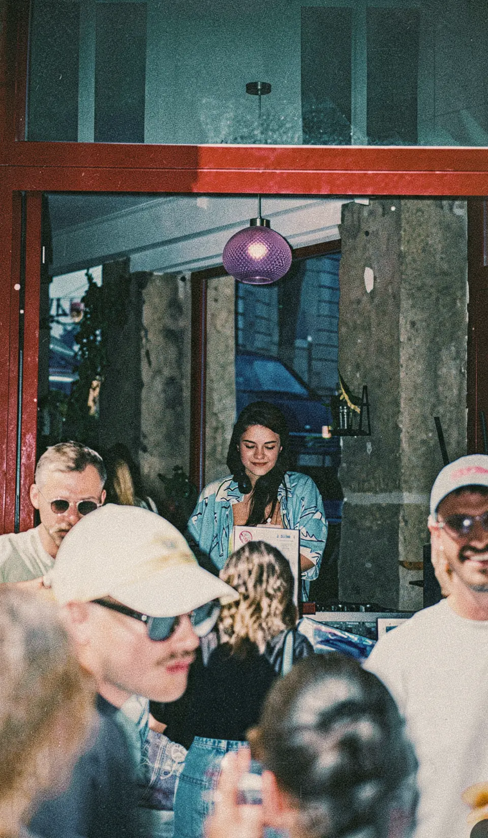 DJ set dans la devanture du bar, la rue qui écoute
