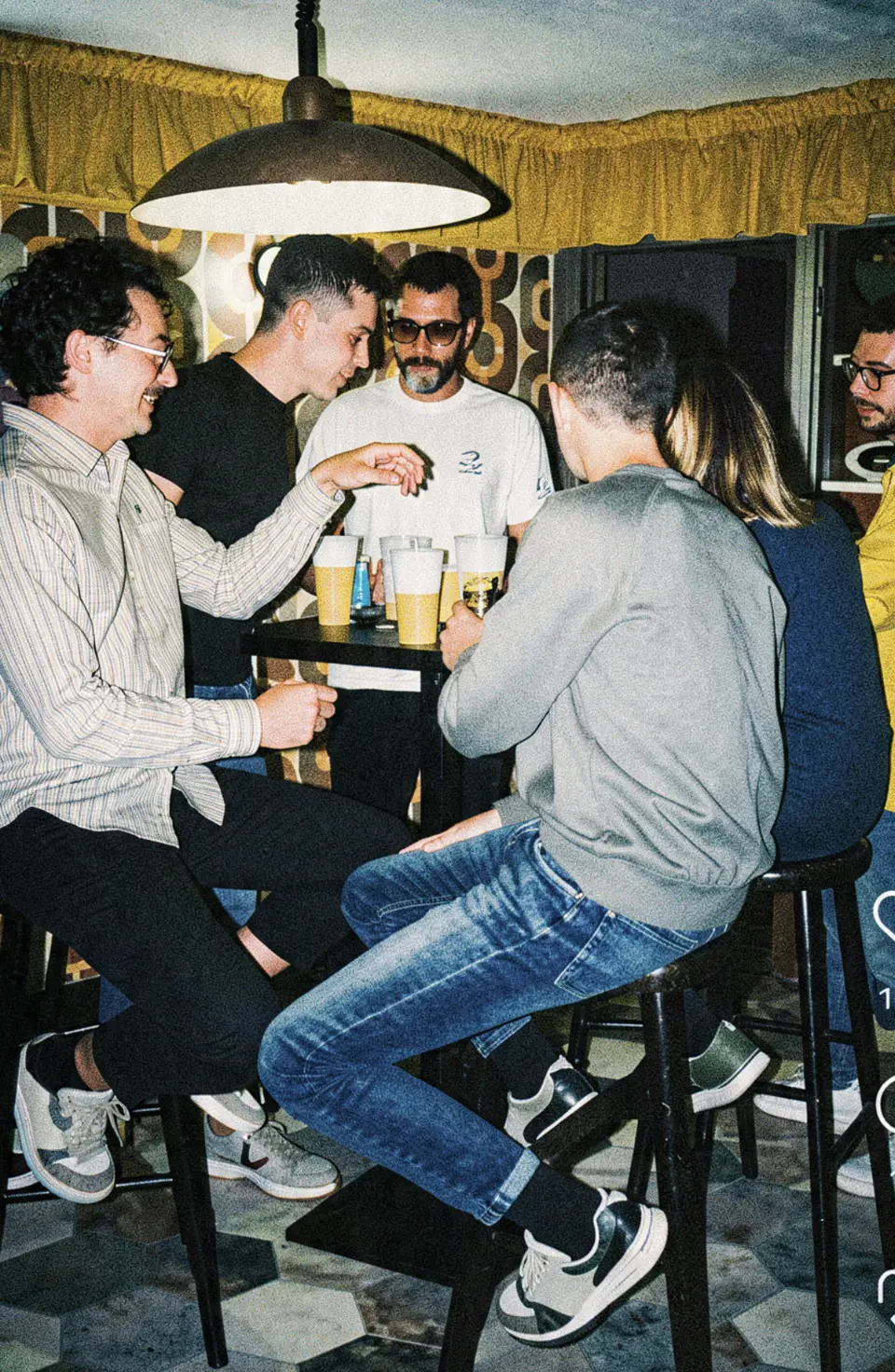 Une équipe autour d'une table à l'étage de La Bonne Gâche, bières à la main