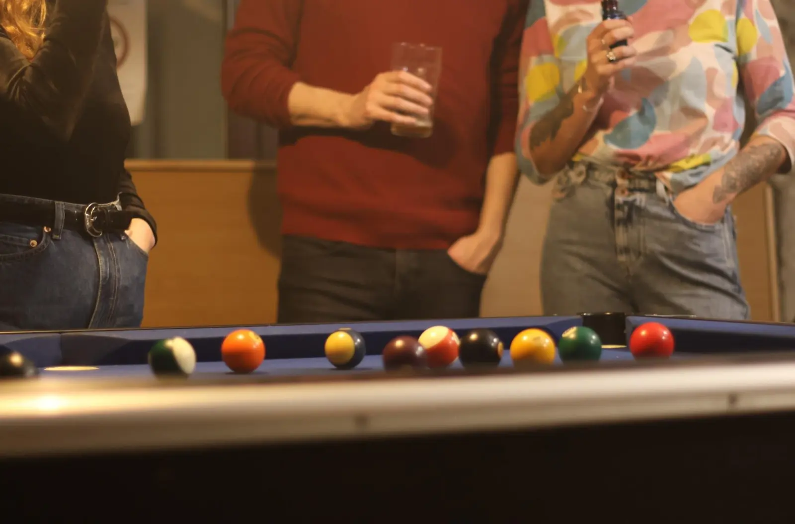 Des clients autour du billard, un verre à la main, à La Bonne Gâche — bar à tapas des Pentes de la Croix-Rousse à Lyon
