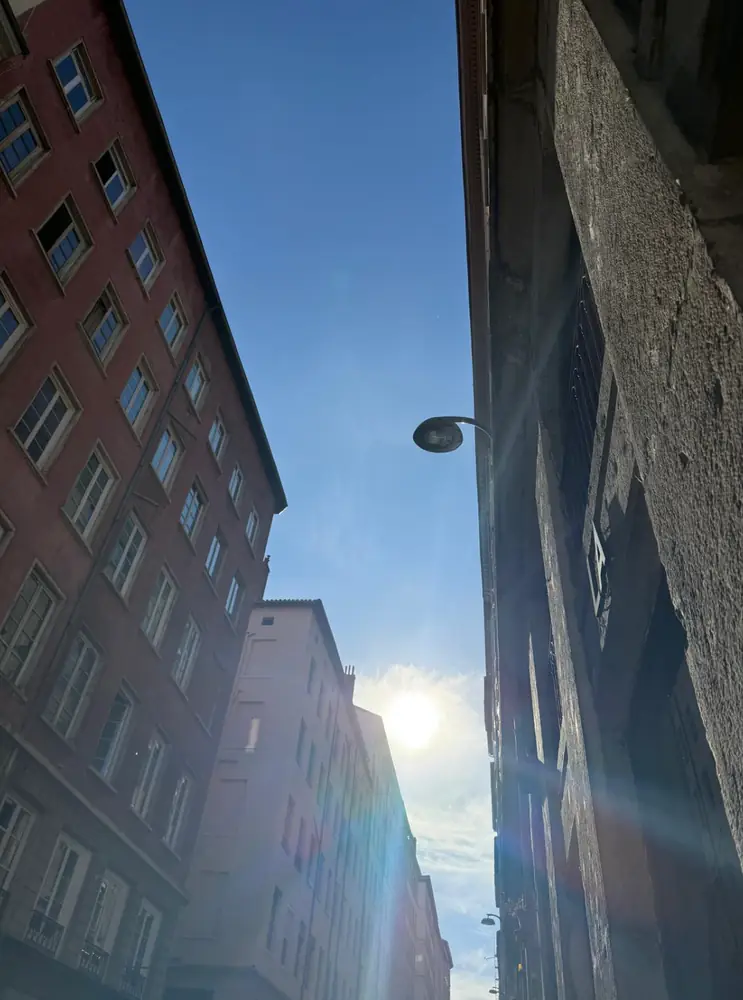 La rue Imbert Colomès et ses pentes, devant La Bonne Gâche