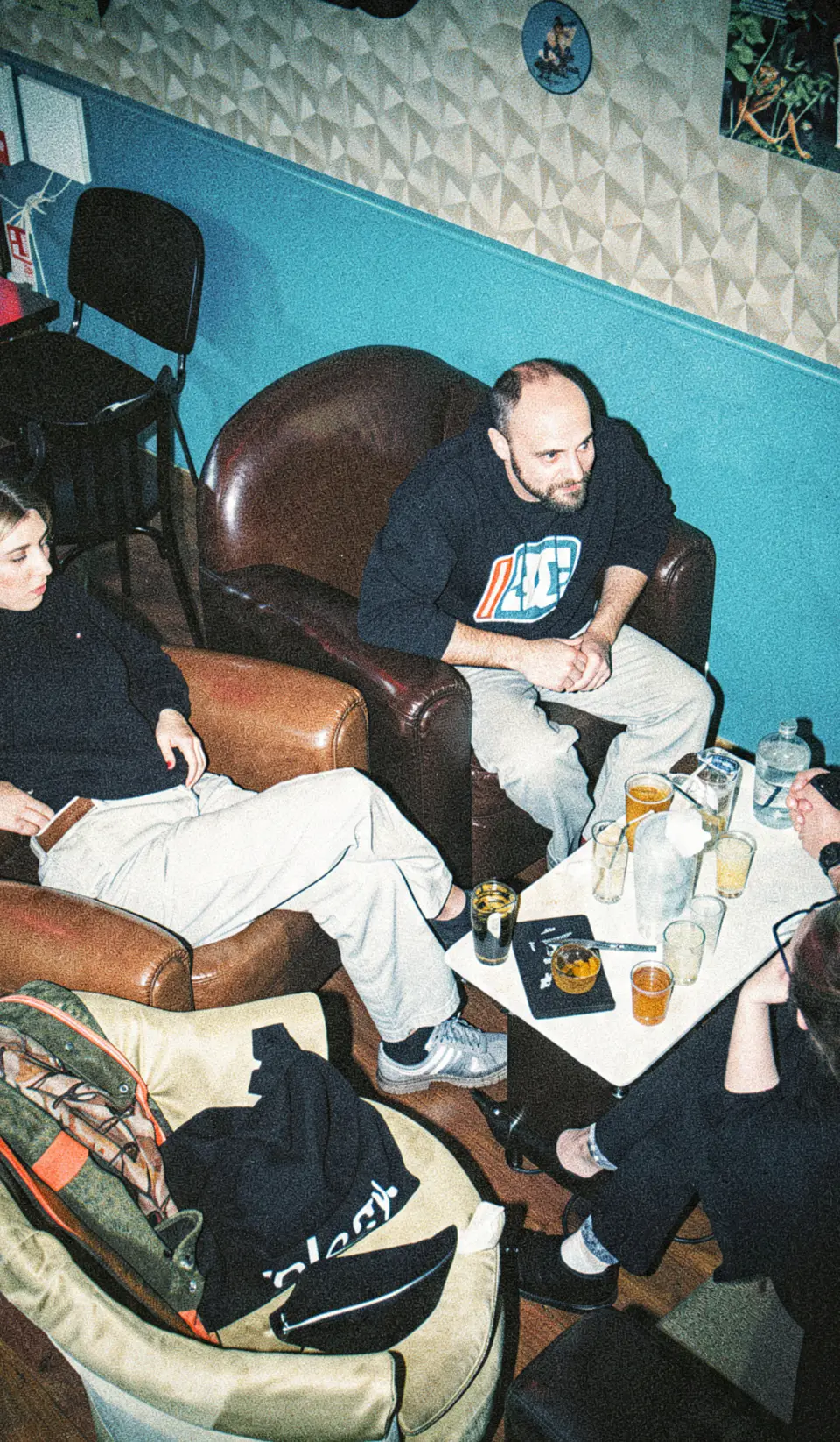 Le coin salon et ses fauteuils club, au rez-de-chaussée