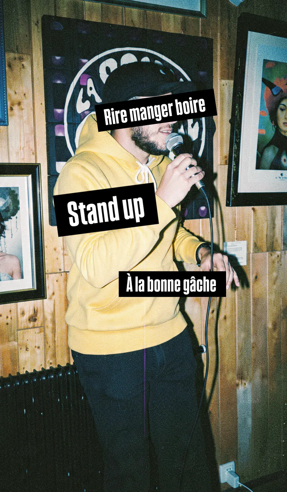 Un humoriste au micro lors d'une soirée stand-up à La Bonne Gâche