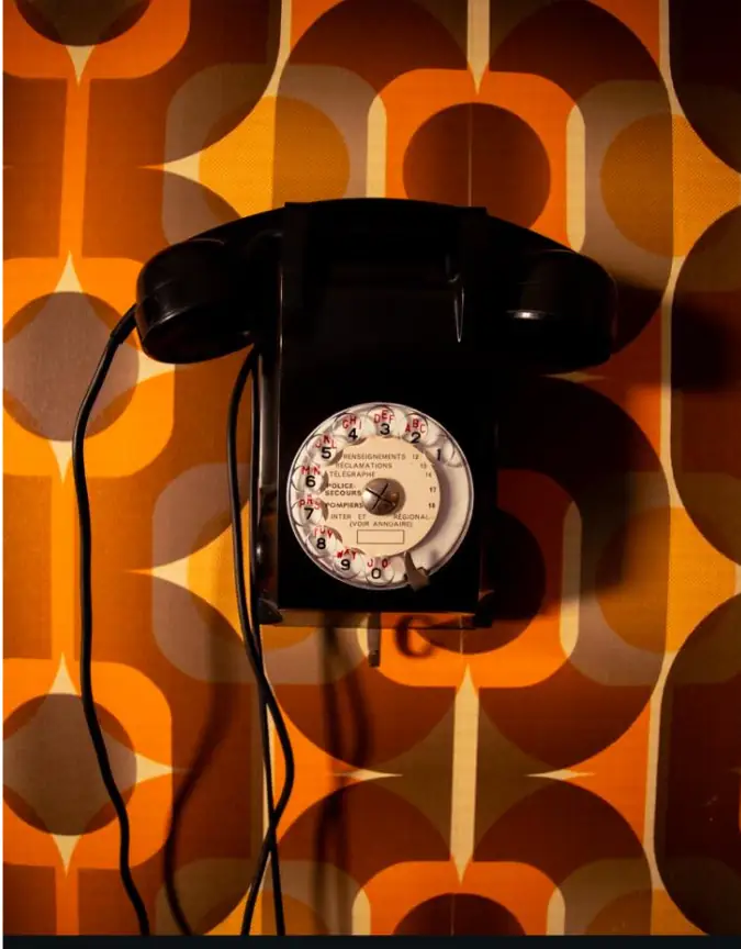 Téléphone à cadran, déco rétro du bar
