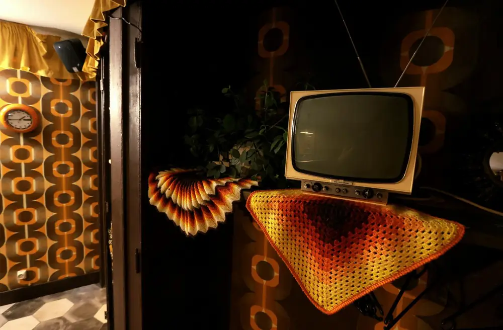 Télévision vintage et déco seventies dans la salle de La Bonne Gâche