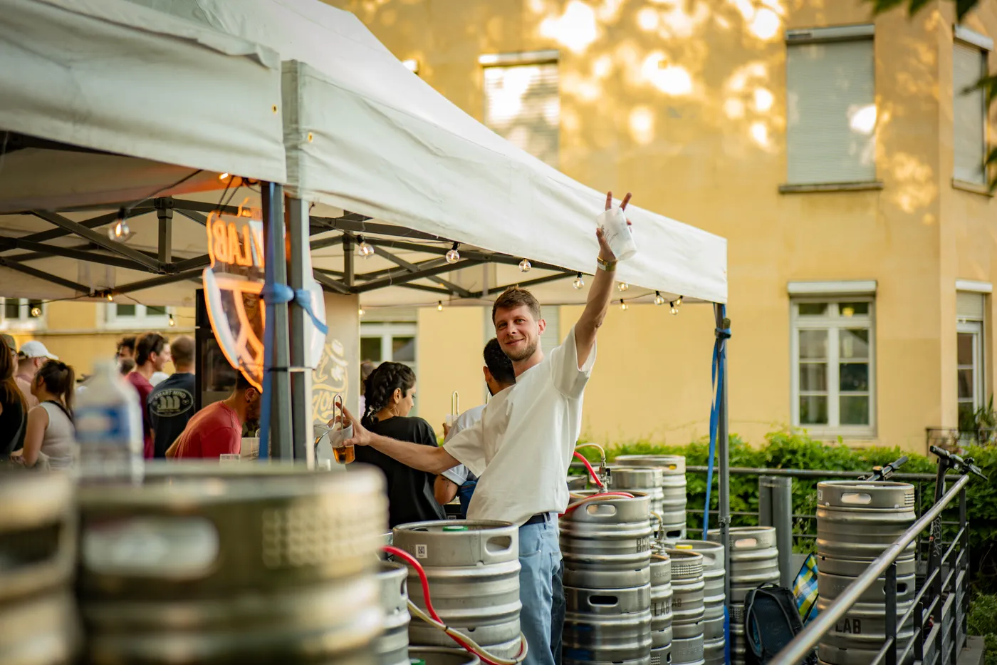 Le bar extérieur et ses fûts de bière artisanale à la fin de la journée, à l'heure dorée
