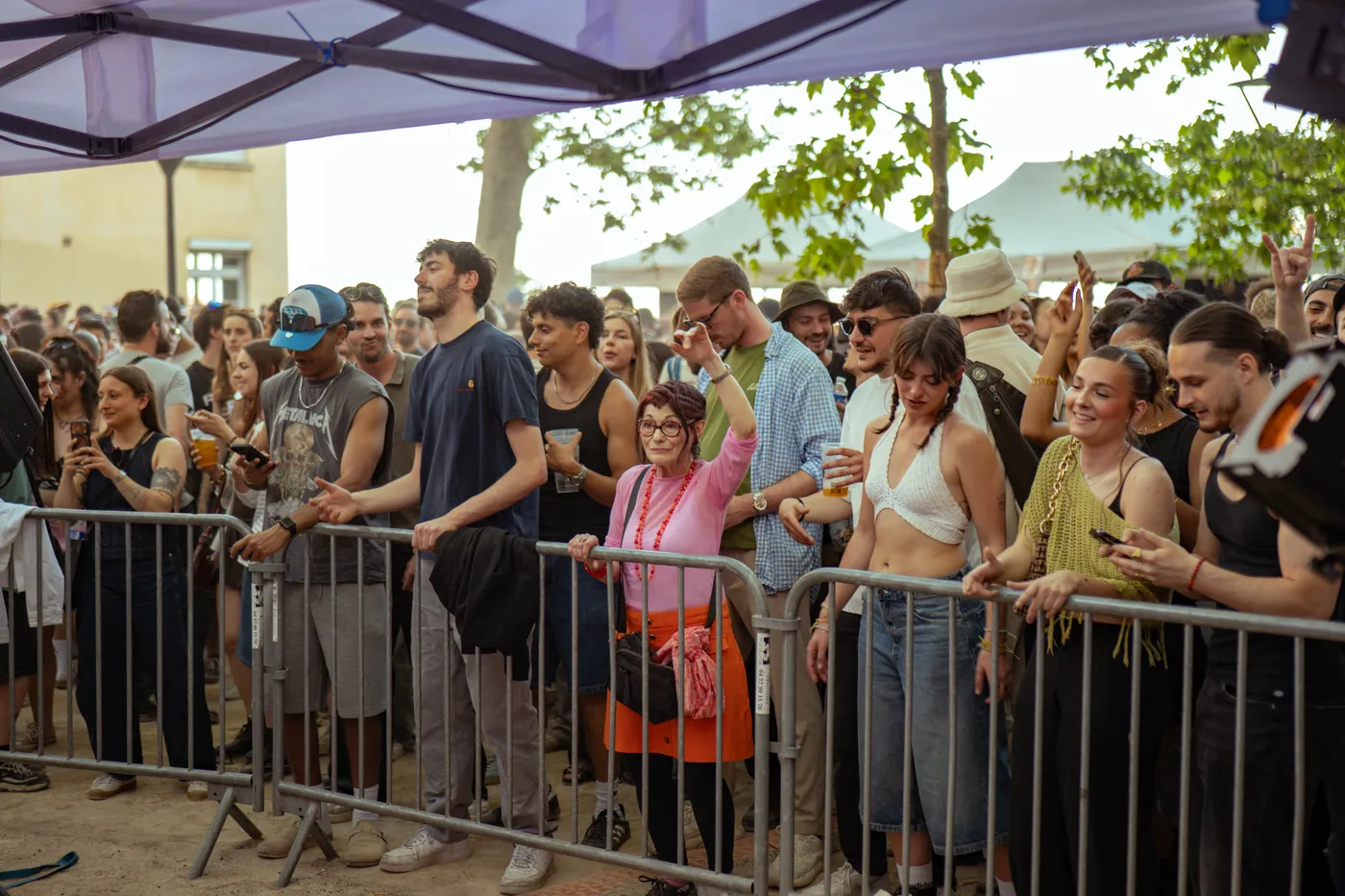 Le public d'un open air de La Bonne Gâche sur une place de Lyon, derrière les barrières, en plein après-midi